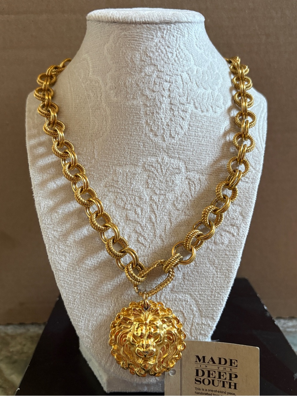Made in the Deep South vintage Gold Lion Pendant Rope Chain Necklace